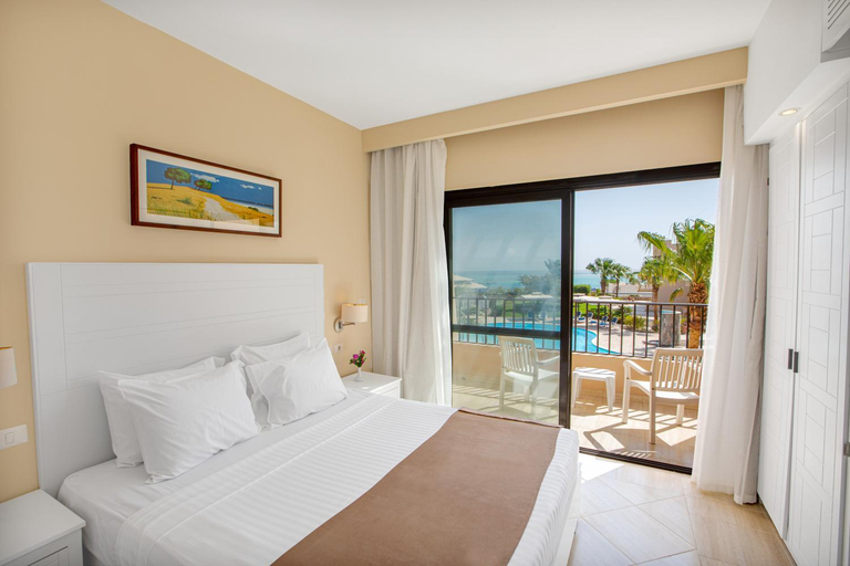 Bedroom 3, Sky View Suites Hotel, Al-Ghurdaqah