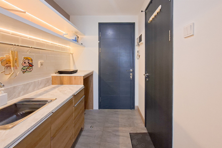 Room 4, Wooden Tone Studio At At Collins Boulevard Apartment, Tangerang