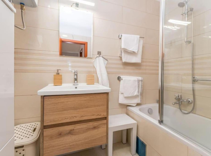 Bathroom 2, The Grandfather Villa Heated Pool Retreat, Stankovci