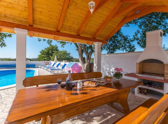 BBQ/picnic area, The Grandfather Villa Heated Pool Retreat, Stankovci