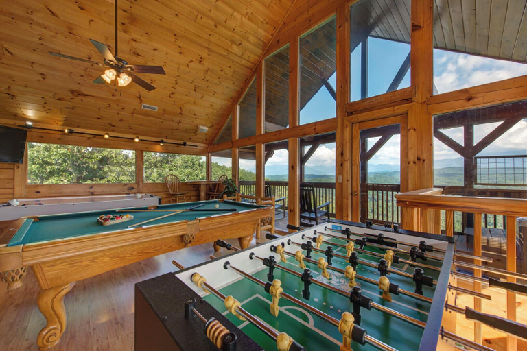 Game room 5, Beverly's Bearadise, Sevier