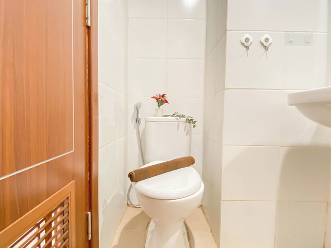 Bathroom 4, Basic 1Br Apartment At Vittoria Residence, West Jakarta