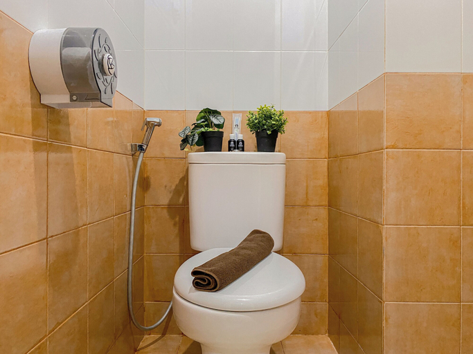 Bathroom 3, Good And Homey 2Br At Green Pramuka City Apartment, Jakarta Pusat