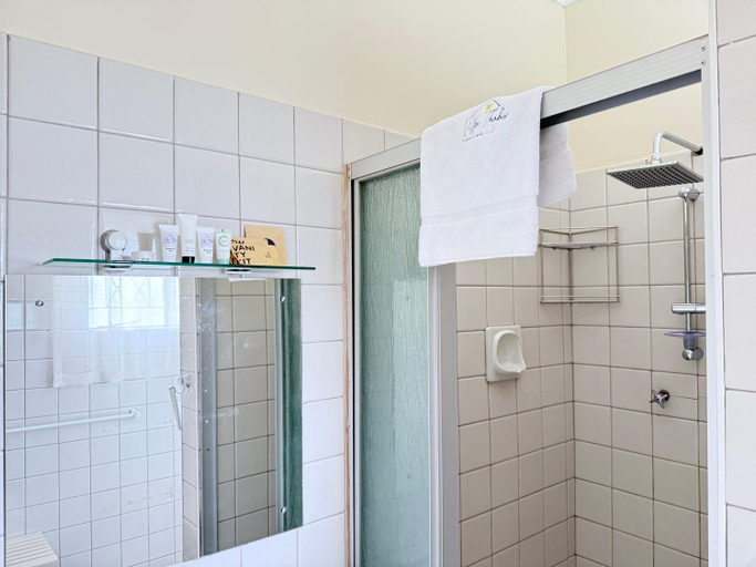 Bathroom 4, Villa Thabiso, Bulawayo