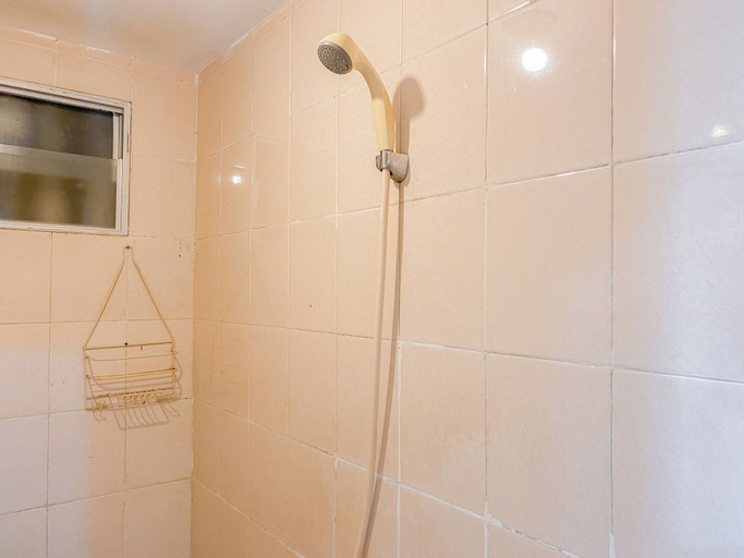 Bathroom 2, Big And Spacious Studio Apartment At Sky View, South Tangerang