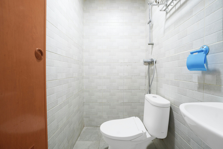 Bathroom 2, Capital O 94914 Kemayoran Guest House, Jakarta Pusat