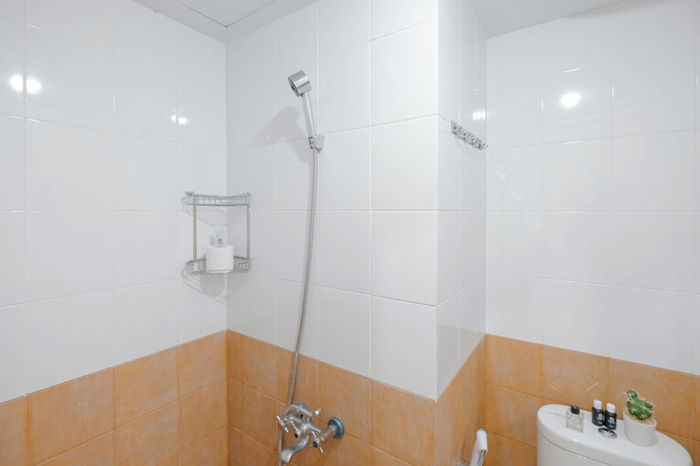 Bathroom 4, Soft And Strategic Studio At Green Pramuka City Apartment, Jakarta Pusat