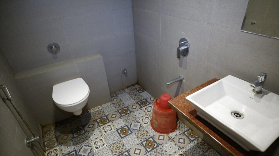 Bathroom 4, Ananya Hotel, Purba Medinipur