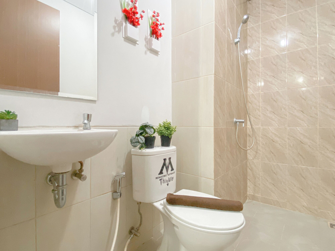 Bathroom 5, Cozy Neutral 2Br Apartment At Transpark Juanda Bekasi Timur, Bekasi