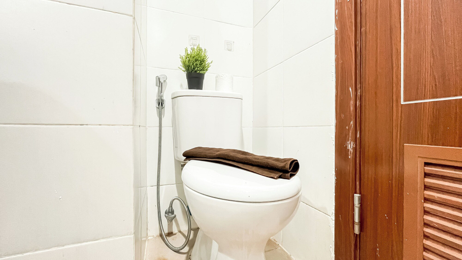 Bathroom 4, Simply Look 2Br Apartment At Vittoria Residence, Jakarta Barat