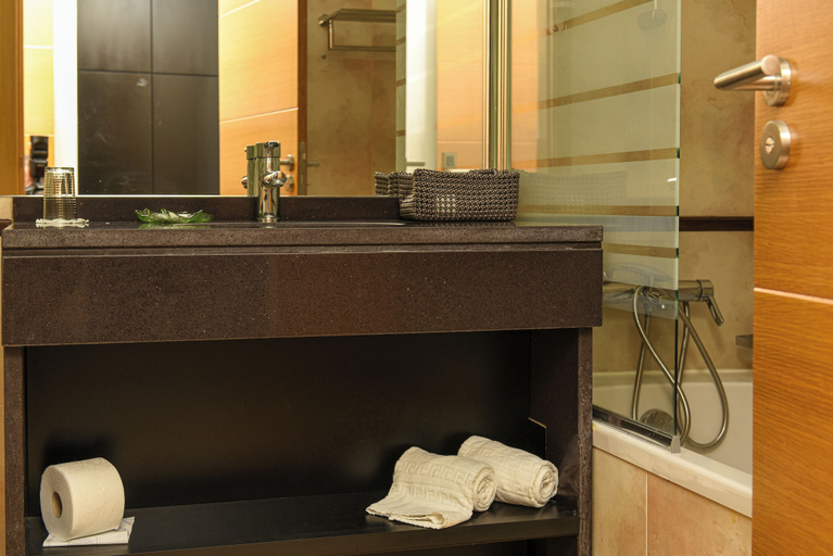 Bathroom 4, Made Inn Entroncamento, Entroncamento