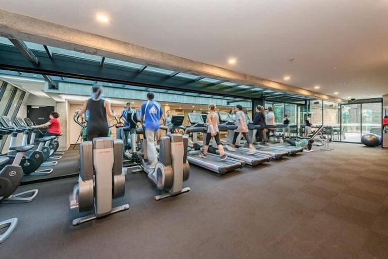 Gym, Charming 2BR Apartment with Free Parking, Melbourne