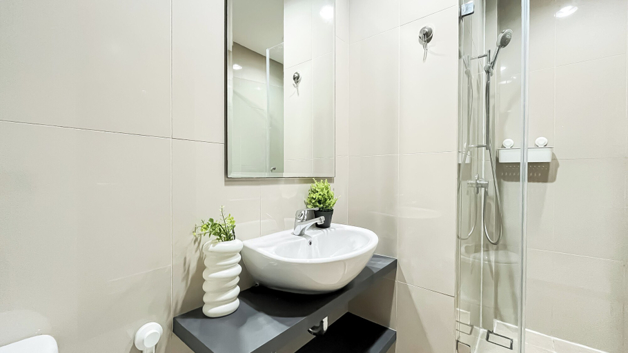 Bathroom 3, 1Br Near Summarecon Mall At M-Town Signature Apartment, Tangerang