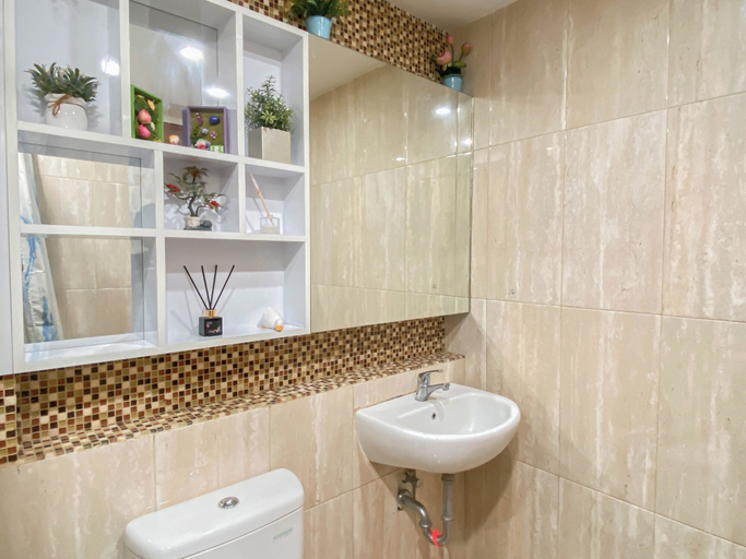 Bathroom 2, Best And Homey 1Br Apartment At Signature Park Grande, East Jakarta
