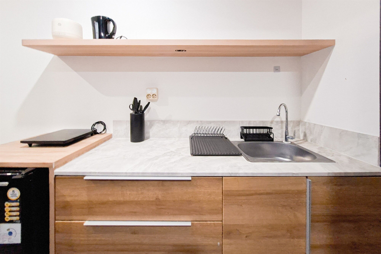 Private kitchen 2, Modern And Bright Studio Apartment Collins Boulevard, Tangerang