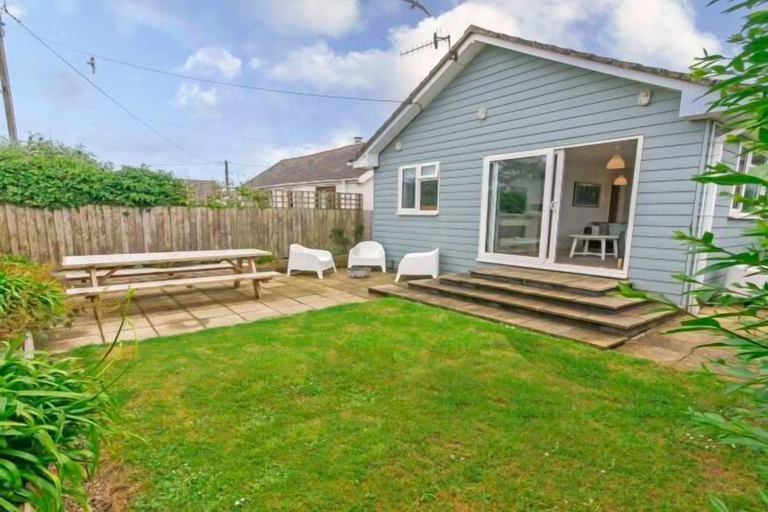Garden 4, Swallows Beach Chalet Sleeps 6 Walk to the Beach, Devon