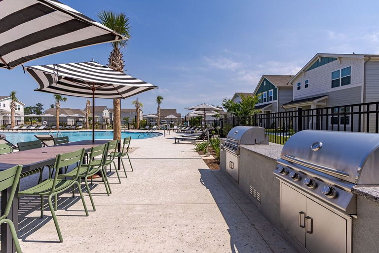 BBQ/picnic area, Landing Apartments - Port Wentworth, Chatham
