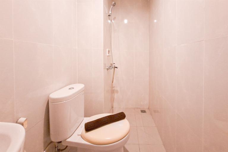 Bathroom 4, Standard 2Br At Serpong Garden Apartment, Tangerang