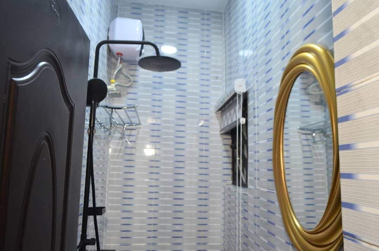 Bathroom, OceanWinds Royal Apartments, Calabar