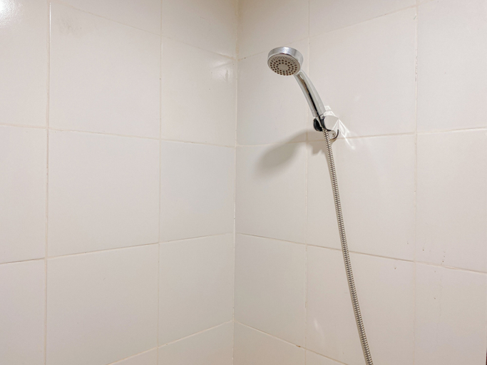 Bathroom 4, Cozy Living 2Br Apartment At Vittoria Residence, Jakarta Barat