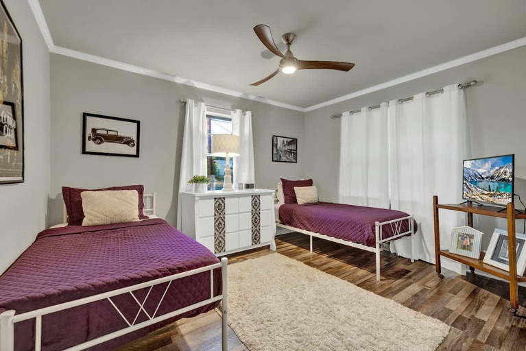 Bedroom 1, Fredericksburg Speakeasy, Gillespie