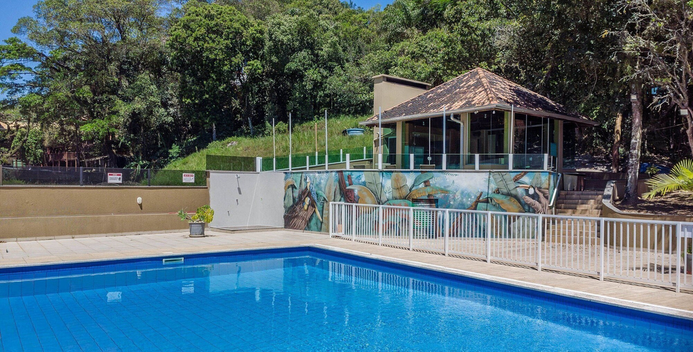 Pool, Apt in Condo w/ Pool 140 m From the Beach Rar0213, Bombinhas