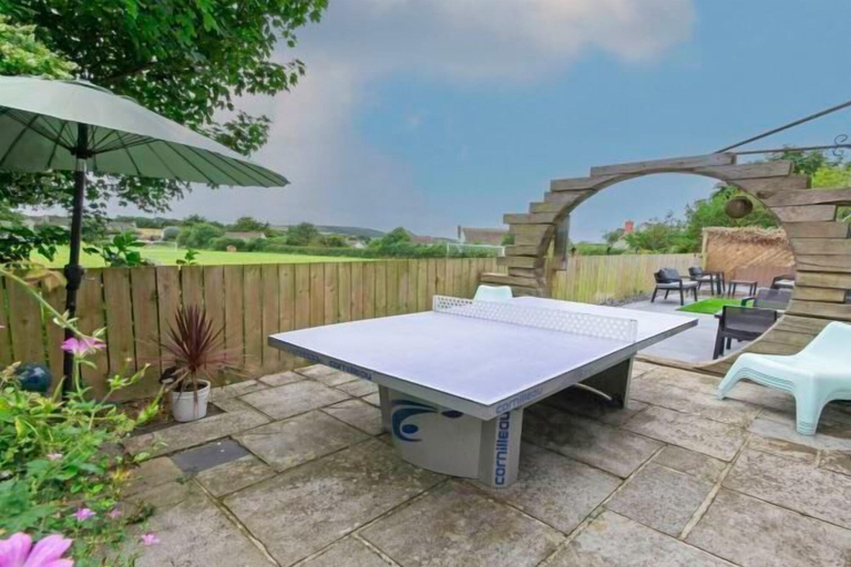 Outdoor dining, Bagend Sleeps 14 Hot Tub Balcony & Ping Pong, Devon