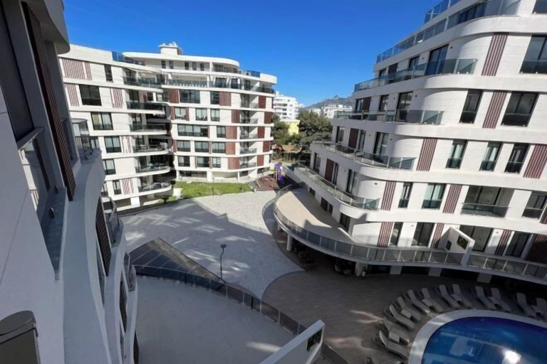 View from property, Spa, Gym, Pool, Netflix Included, Central