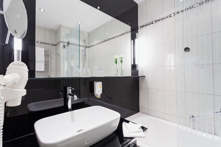 Bathroom 5, Sauerland Stern Hotel, Waldeck-Frankenberg