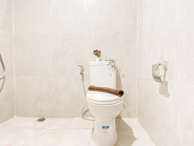 Bathroom 3, Homey Studio At Pollux Chadstone Apartment, Cikarang