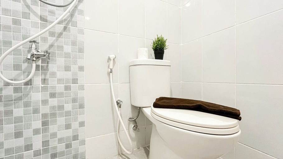 Bathroom 5, Standard Style 2Br At Tokyo Riverside Pik 2 Near Tokyo Hub Apartment, Tangerang