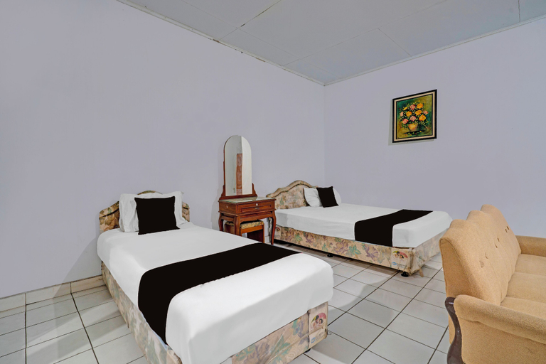 Room 2, OYO 94802 Hotel Prima, Cianjur