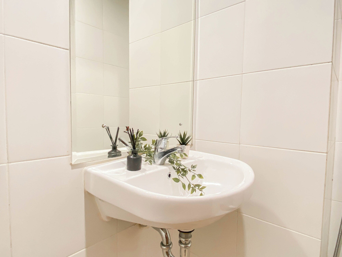 Bathroom 2, Trendy 1Br At Apartment Vittoria Residence, Jakarta Barat