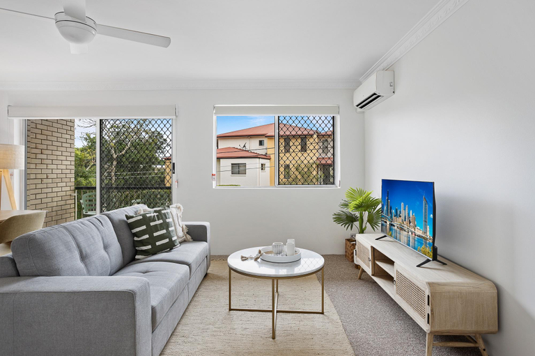 Separate living room, Spacious 2-Bed Apartment Near City Centre, Kelvin Grove