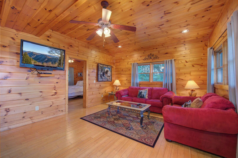 Living area, Beverly's Bearadise, Sevier