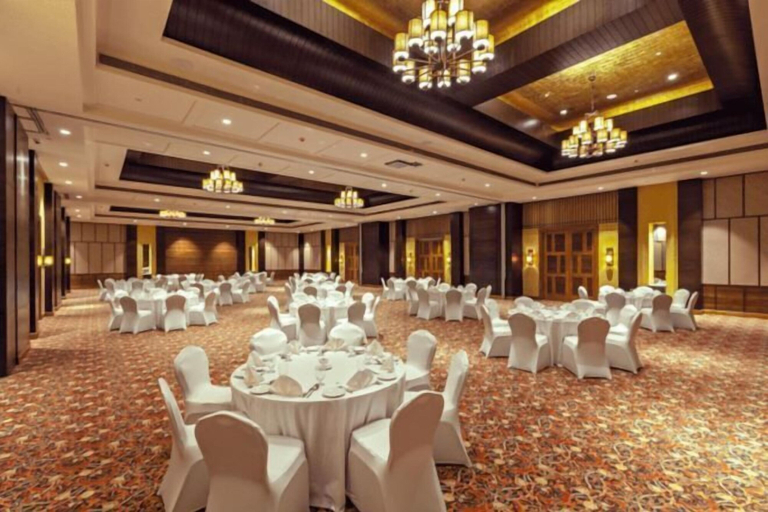 Restaurant, Radisson Blu Plaza Resort and Spa Karjat, Raigarh