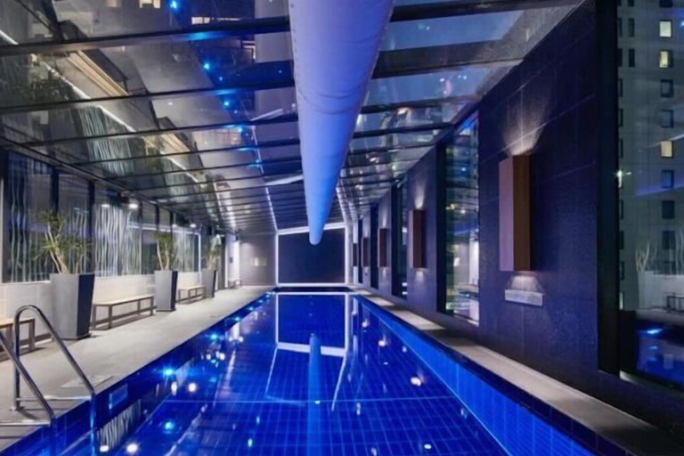 Indoor pool, A Modern 2BR Apt with City Views, FREE Parking, Melbourne