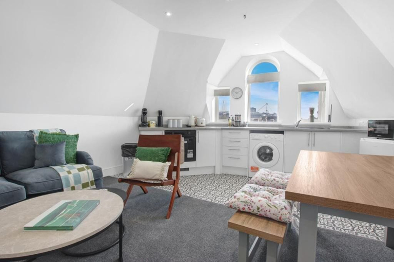 Living room 5, Cardiff City Base Modern 2-bed Apartment, Cardiff