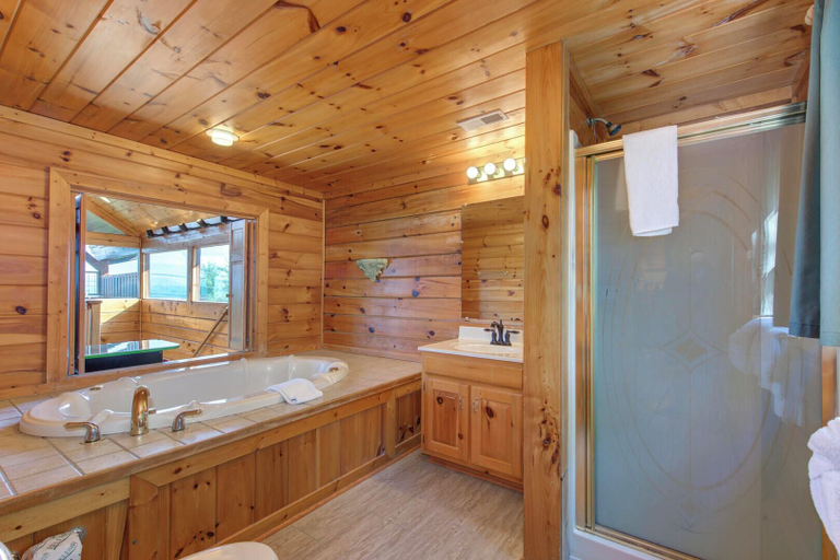 Bathroom 3, Beverly's Bearadise, Sevier