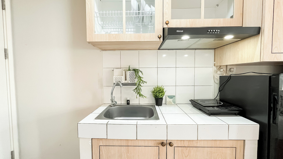 Private kitchen, Cozy Studio Apartment Near Binus At Springlake Summarecon Bekasi, Bekasi