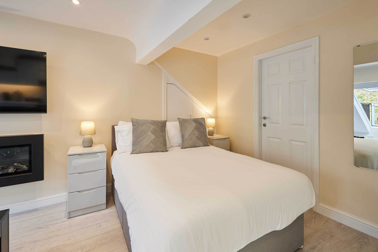 Room 2, Host Stay Ross View Attic Apartment, North Yorkshire
