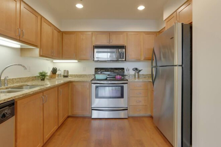 Private kitchen, Bright Recently Upgraded Apt – Downtown Location, Multnomah