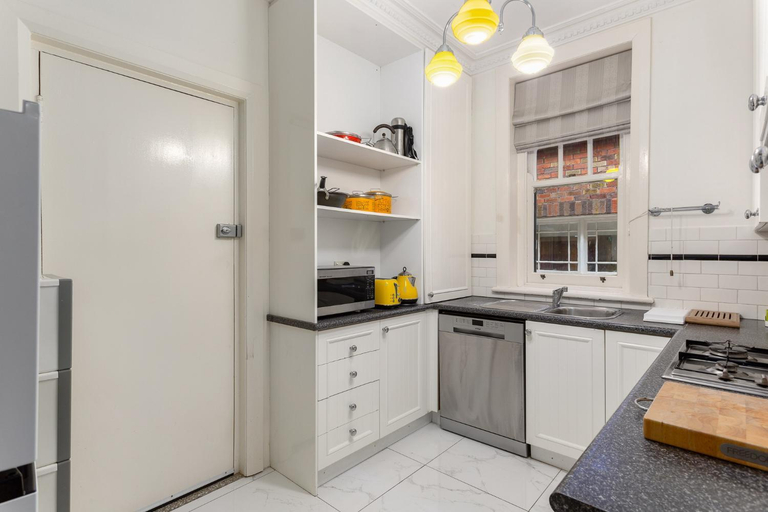 Others 4, Eclectic Art Deco Apartment in great location, Sydney