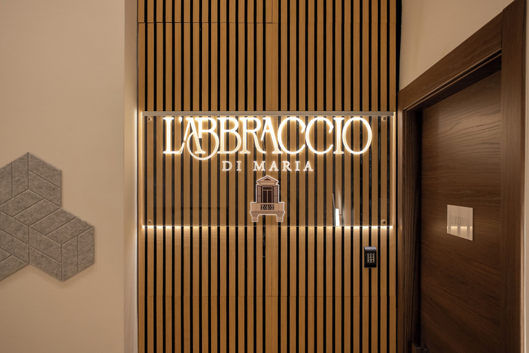Reception 3, l'abbraccio di Maria, Napoli