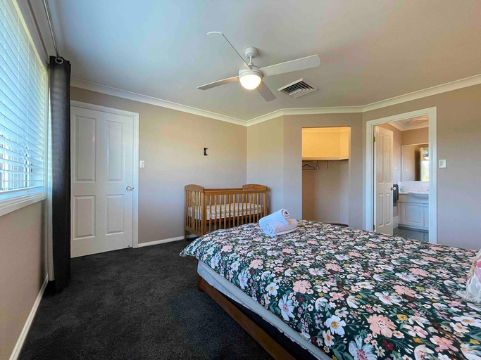 Bedroom 3, 6 Bedroom House in Glenmore Park Sleeps 15 Pool Near Blue Mountains, Penrith, Penrith - West
