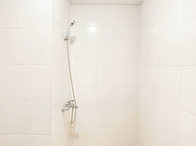 Bathroom 5, Basic Style And Compact 2Br Apartment At Vittoria Residence, West Jakarta