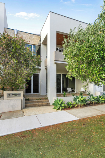 Room 5, Walk to Beach Coastal Home in Coogee, Fremantle