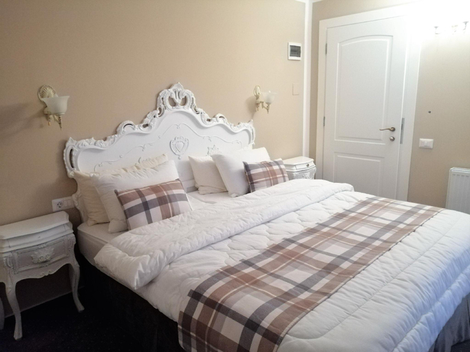 Bedroom 2, Gradinile Romane, Hangu