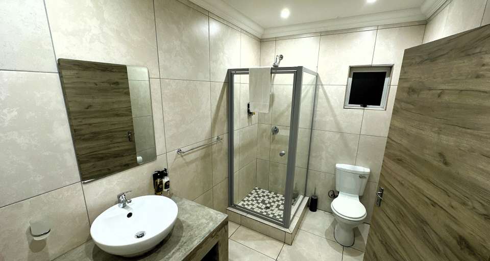 Bathroom, Khayalami Hotel Ermelo, Gert Sibande
