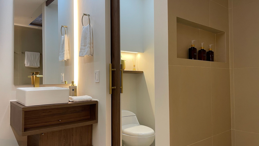 Bathroom 2, One Apartments Provenza, Medellín